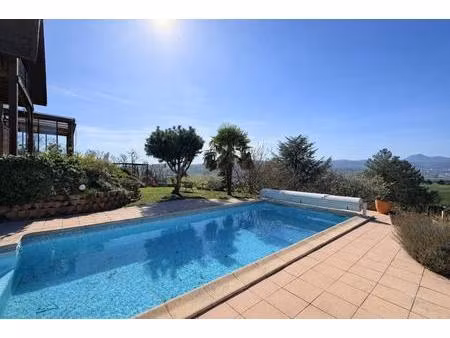 maison sur les hauteurs de cournon  piscine  jardin  vue panoramique