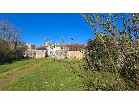maison l'orbrie 2 chambres  2 salle d'eaux sur un beau terrain avec piscine chauffée