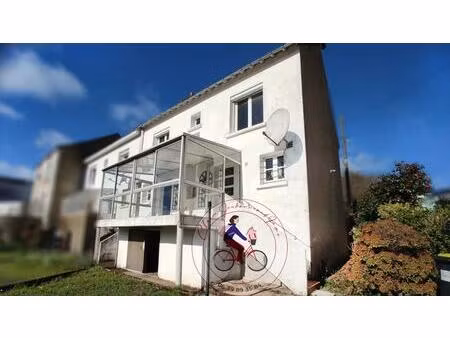 maison à fort potentiel avec jardin et grand garage -