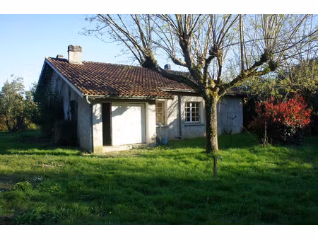 a rénover maison dans un cadre verdoyant ! beau potentiel !