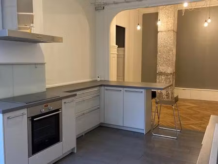 superbe f2 dans immeuble ancien