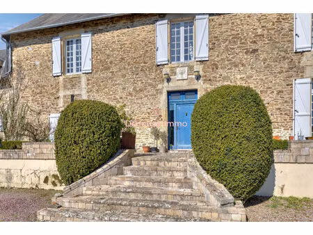 très jolie maison en campagne isolée  carrière  boxes et piscine couverte.