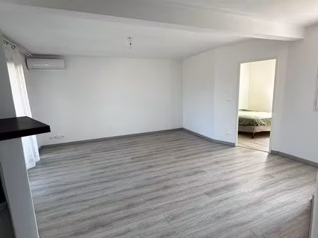 t2 43 m² avec terrasse + parking