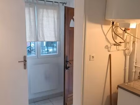 location appartement 2 pièces entrée coin cuisine chambre salle d'eau wc refait à neuf con