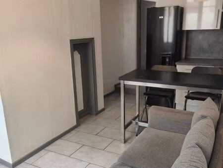 f2 meublé avec cour