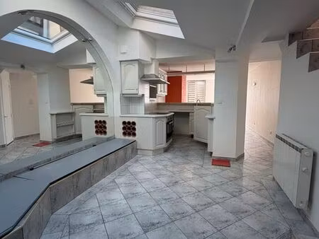 titre : appartement 3 pièces rénové - cœur de ville - cachet de l’ancien – 795 par mois