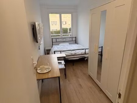 spacieuse chambre meublée disponible en colocation