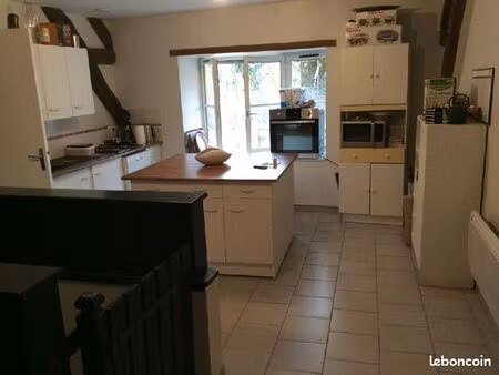 sur commune de lucy le bois  loue 1 appartement de 90m2 avec terrasse. disponible le 13 av