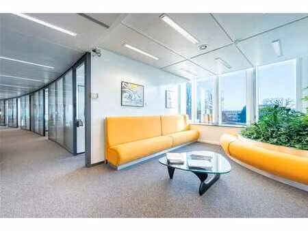 glaverbel / bureaux cloisonnés sur un plateau partagé