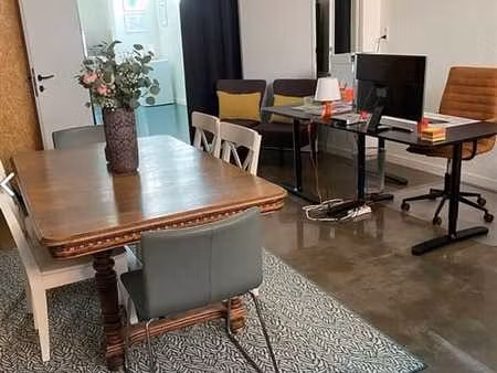 gelijkvloerse kantoorruimte met kelder en terras.