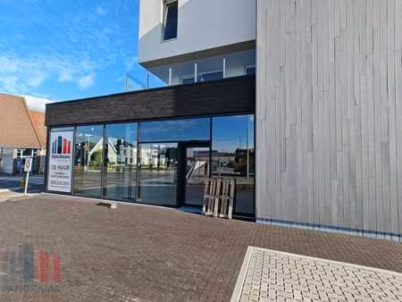 300 m² showroom/kantoor op absolute toplocatie in zedelgem