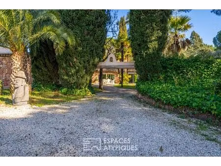villa de caractère avec parc paysager  étang et piscine