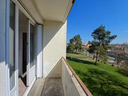 t4 avec balcon a luxeuil les bains