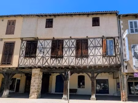 ensemble immobilier sur la place de marciac avec local commercial !