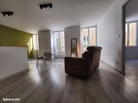 appartement t3 . 53 m2 1er etage rue pietonne. balcon. lumineux (peut s'ajouter 44 m2 supl