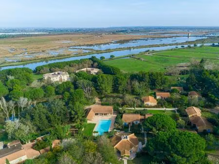 hotel restaurant à vendre en camargue avec 50 chambres  un parc arboré de 3.5 hectares et 