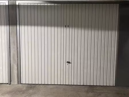 a louer - garage ferme