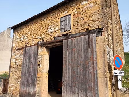 idéalement située à cormatin cette grange en pierre offre la possibilité de créer un logem