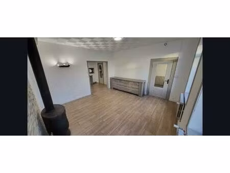 maison en pierre blanche