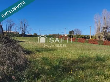 situé à lauzerte  ce terrain de 1 937 m² offre un cadre calme. et un vrai charme. celui d’