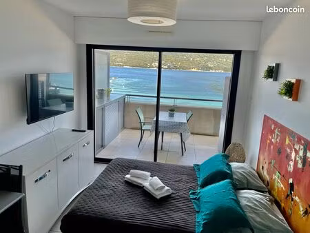 vends studio pieds dans l'eau