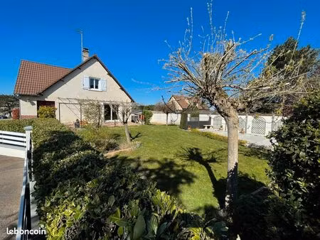 pavillon de 6 pièces principales sur sous-sol avec piscine