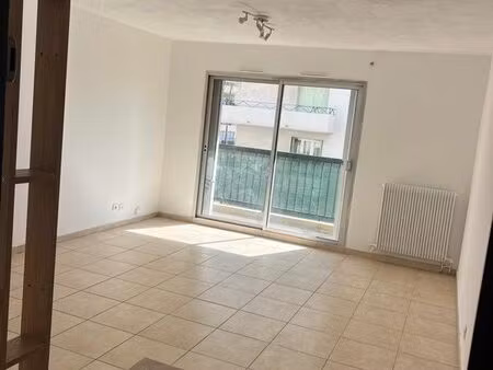 t2 lumineux avec balcon