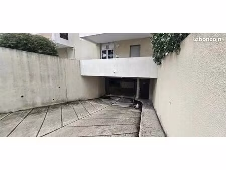 parking/box 1 pièce 16 m²