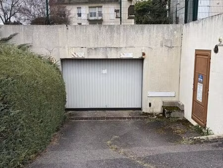 parking/box 25 m² nemours