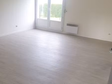 f2 une chambre avec petit jardin