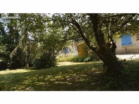 maison actuellement divisées en 3 appartements à 5 min de decize qui peut être réhabiliter