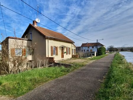 maison en pierre face au canal  emplacement recherché