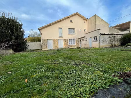 maison habitable avec toutes commodités sur place et 5 min gare sncf