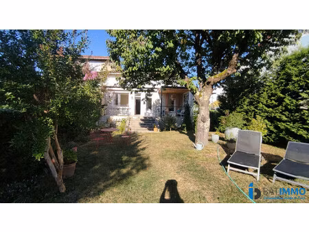 charmante maison de ville avec piscine renovee avec goüt