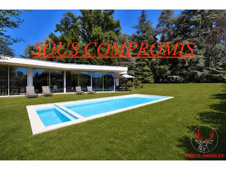 villa d'architecte de plain-pied avec piscine