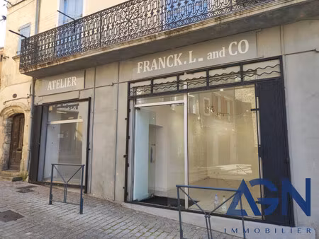 à louer : local commercial 2 pièces de 42 83m² sur une place