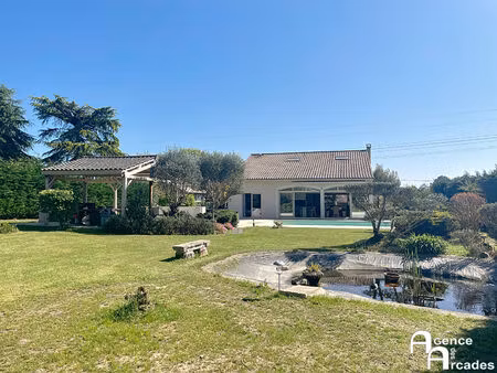 propriete avec grande maison sur un terrain paysagé