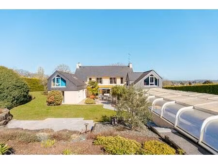 maison familiale avec piscine et sauna sur les hauteurs de malestroit