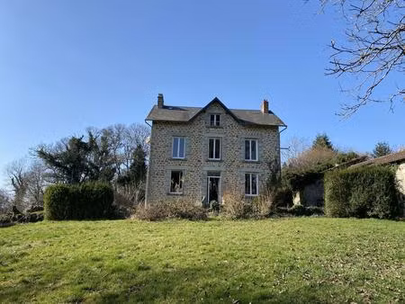 propriété en pierre avec diverses dépendances  2.4 hectares de terrain