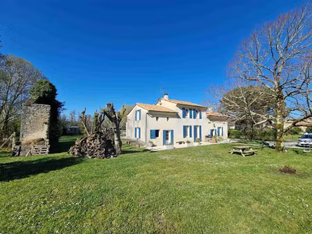 belle rénovation pour cette grande charentaise avec piscine