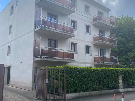 livry gargan - petit immeuble - studio avec balcon