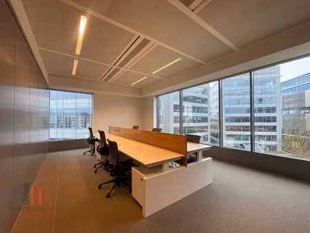 1.069 m² d'espace de bureaux moderne à côté de l'aéroport...