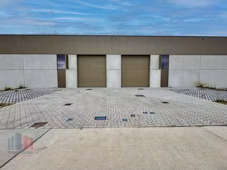 nieuwbouw kmo-unit van 304 m² met 72 m² kantoor te koop