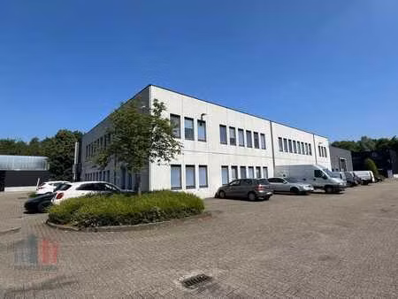 344 m² de bureaux avec 300 m² d'entrepôt et 15 places de ...