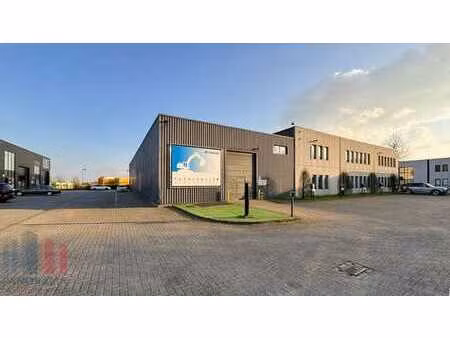 pme – unité avec 250 m² d’entrepôt et 60 m² de bureaux am...