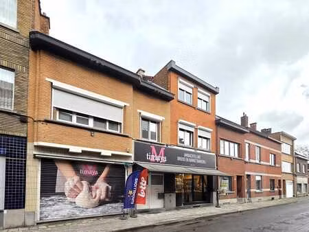 commerce double avec un logement spacieux aménagé en boulan