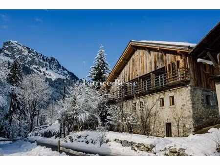 face à la montagne  en haute-savoie  un authentique chalet du 18e s. entièrement restauré.