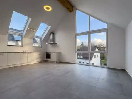 duplex tres recent dans petit immeuble