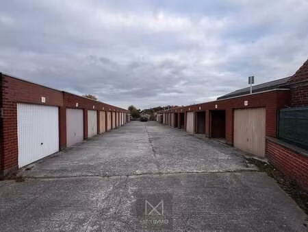 11 garages te koop in het centrum van lauwe