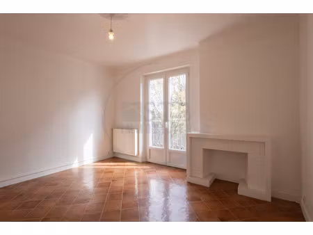 appartement t3 de 67m2 environ avec balcon au 1er étage d'un